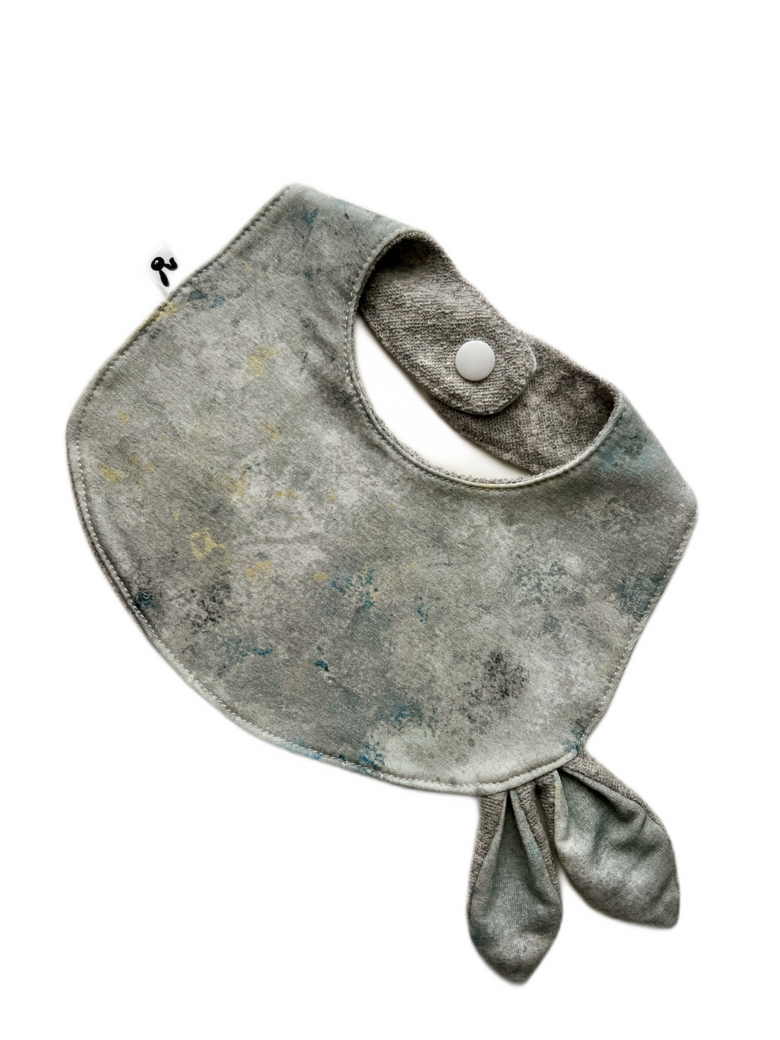 Lacīte–priekšautiņš mazulim (0–6 mēn.)