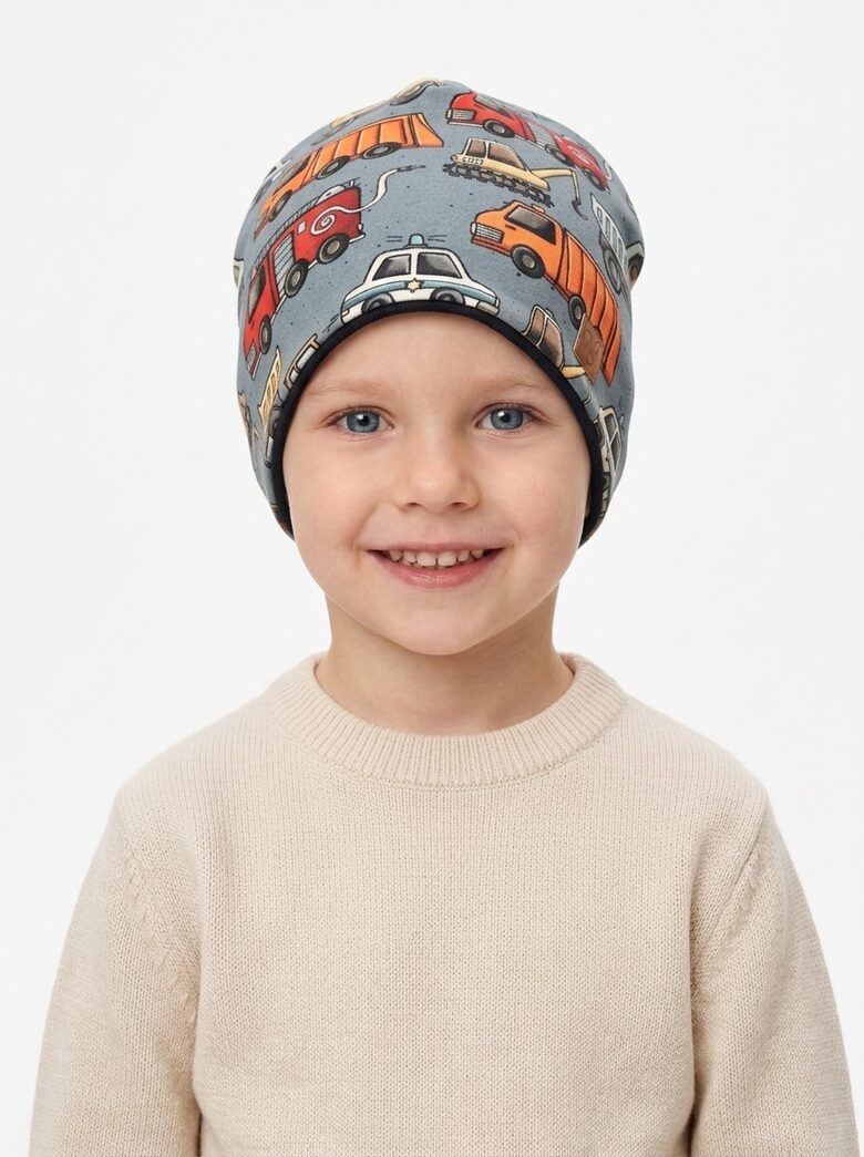 Beanie cepure 2-4 gadi, Mašīnas uz pelēka fona