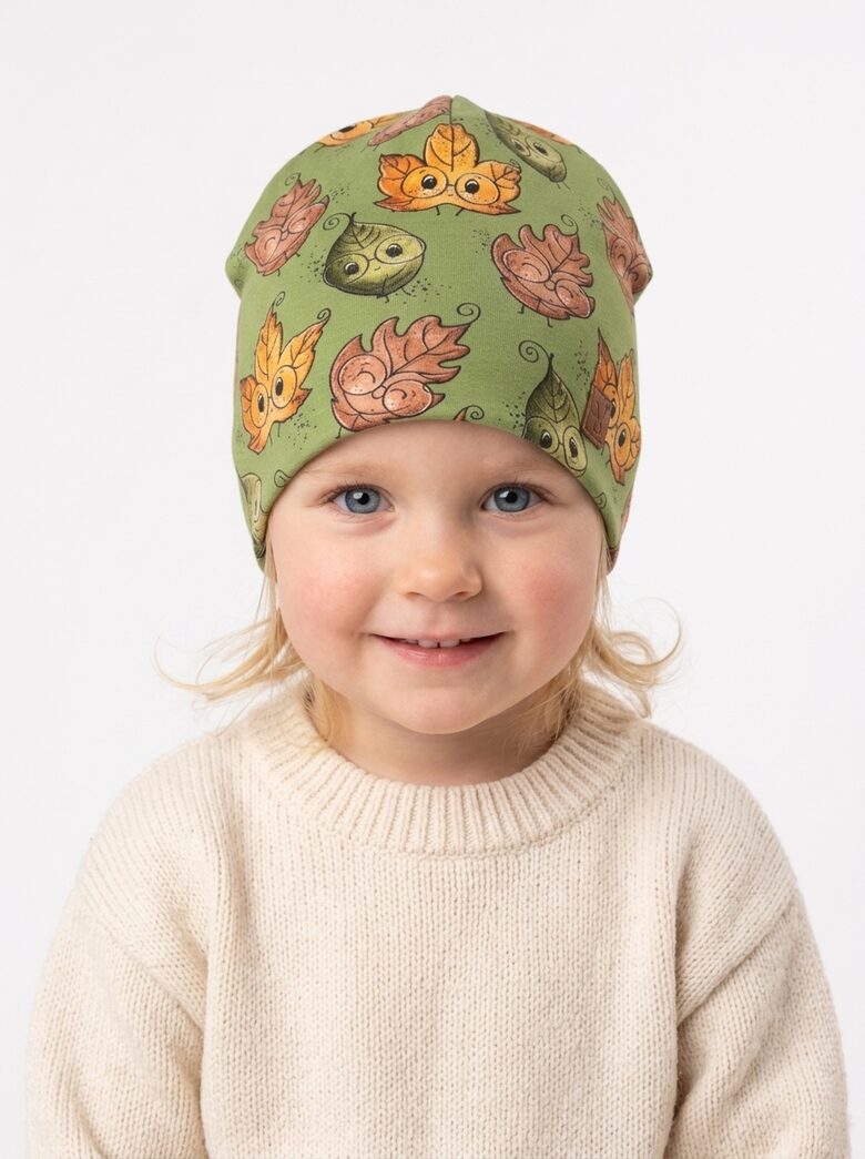 Beanie cepure 2-4 gadi, krāsainas lapas uz zaļa fona