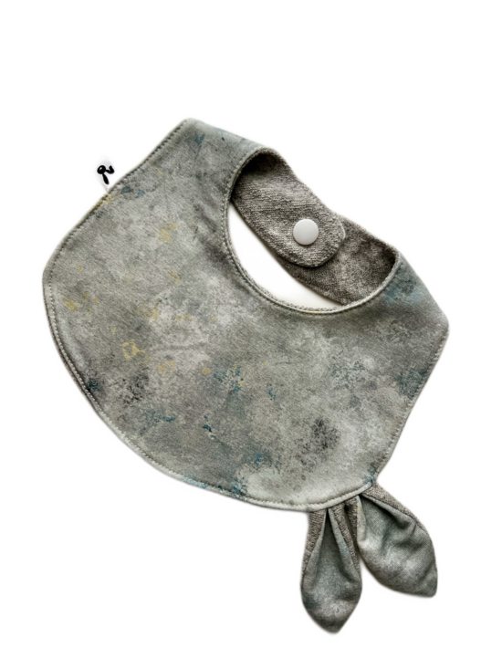 Lacīte–priekšautiņš mazulim (0–6 mēn.)