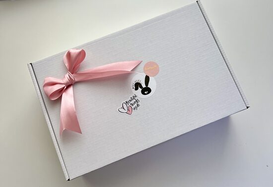 Balta dāvanu kastīte