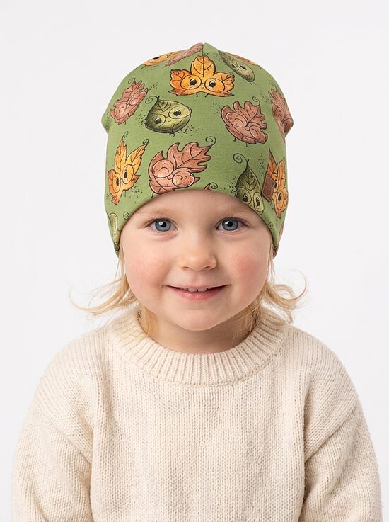 Beanie cepure 2-4 gadi, krāsainas lapas uz zaļa fona