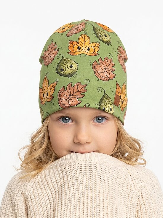 Beanie cepure 4-6 gadi, krāsainas lapas uz zaļa fona